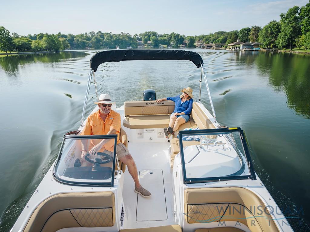 bayliner dseries d22 deck boat cruising 2025 03 XL 1