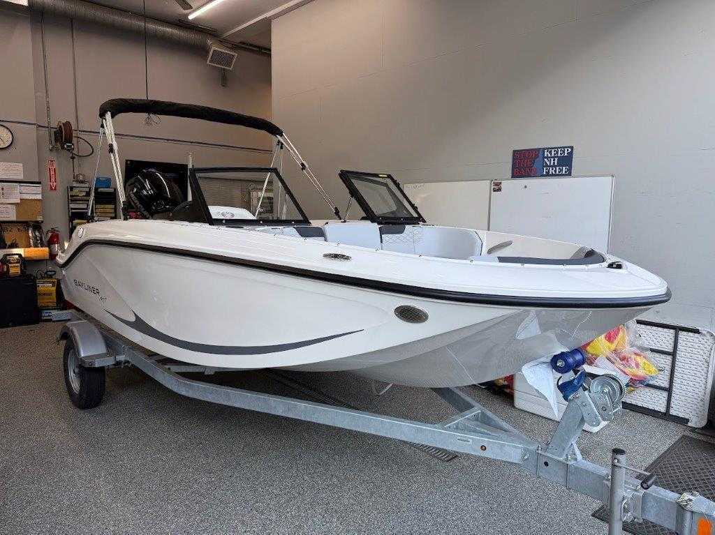 2026 Bayliner M17 - Full Windshield