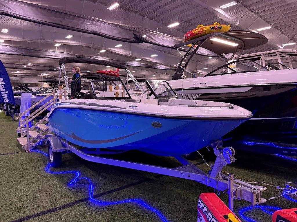 2026 Bayliner M17 - Full Windshield