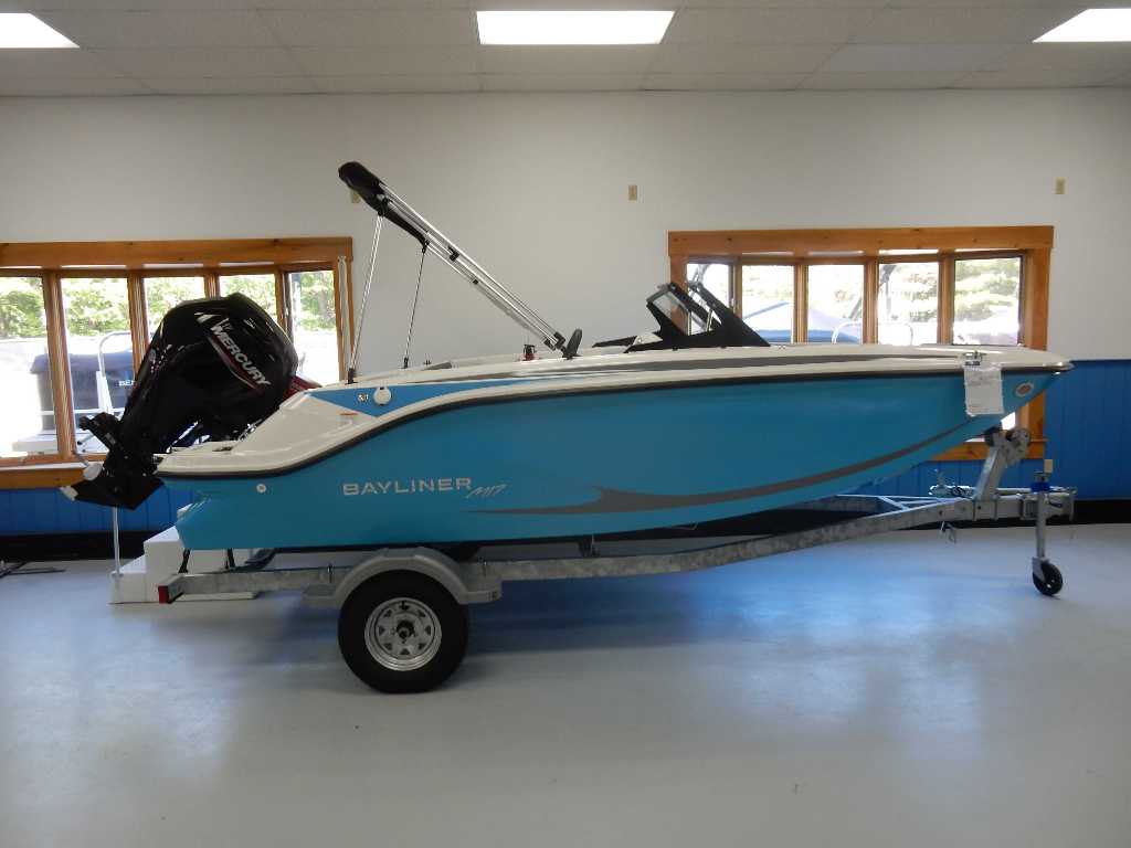2026 Bayliner M17 - Full Windshield