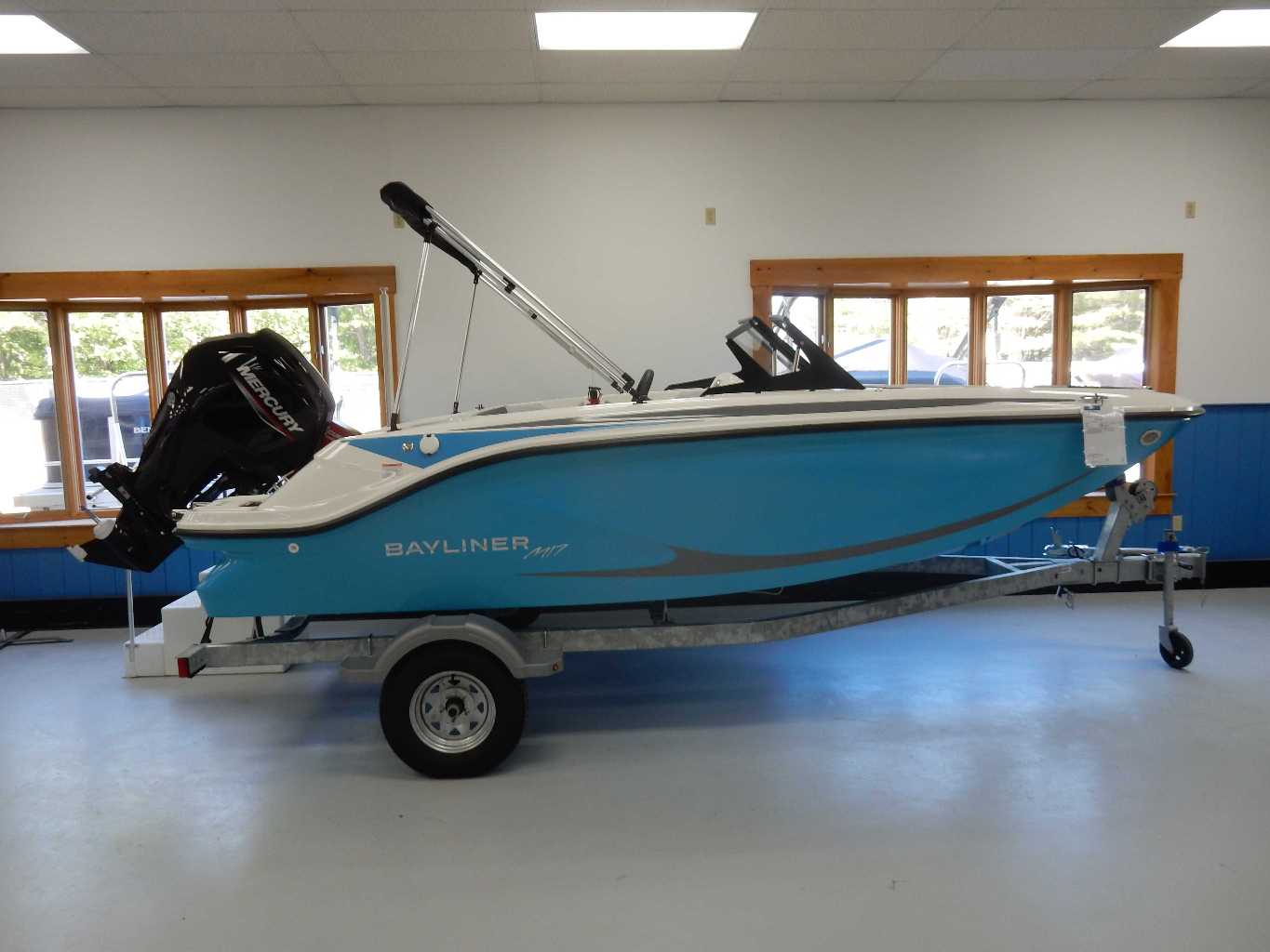 2026 Bayliner M17 - Full Windshield